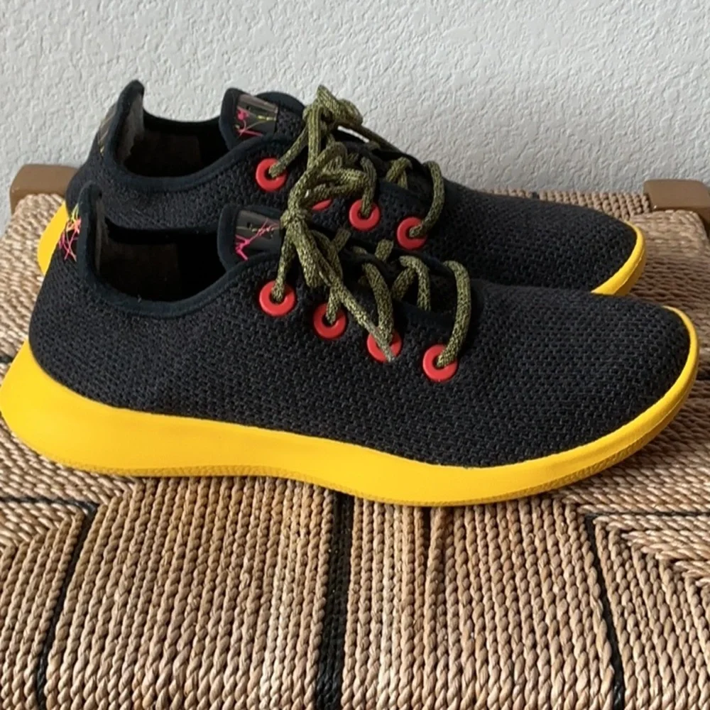 Allbirds Tree Runner - Limited Edition Black & Yellow - Picture 3 of 5